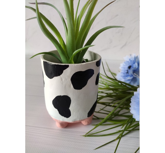 Cow pot with legs