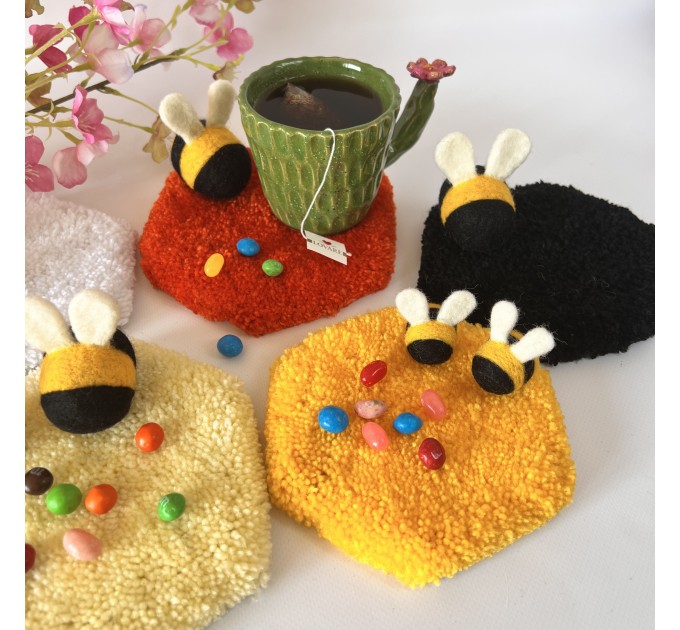 Honeycomb tufted coaster with bee 