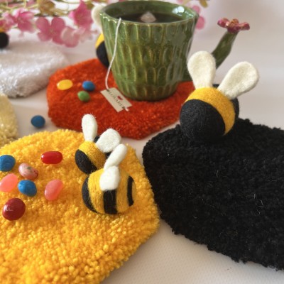 Honeycomb tufted coaster with bee