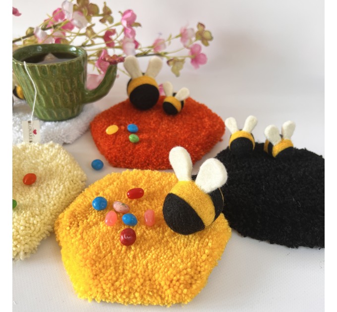 Honeycomb tufted coaster with bee 