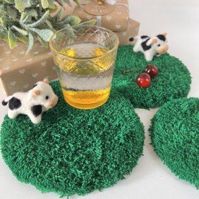 Hand tufted coaster with cow