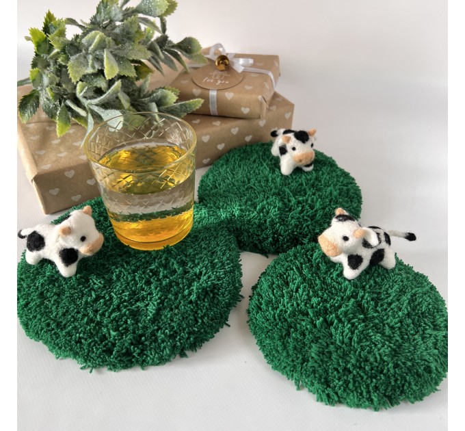 Hand tufted coaster with cow