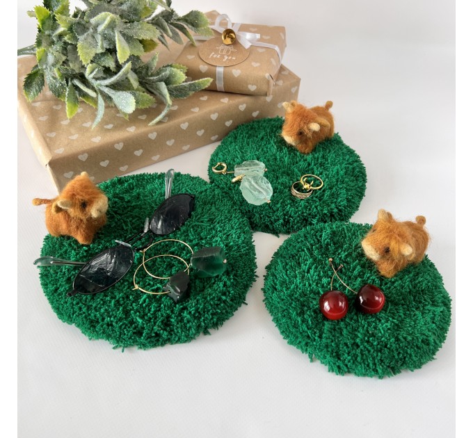 Handtufted coaster with highland cow 