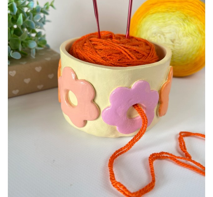 Small light beige crochet yarn bowl with pastel retro daisy