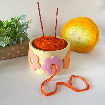 Small light beige crochet yarn bowl with pastel retro daisy