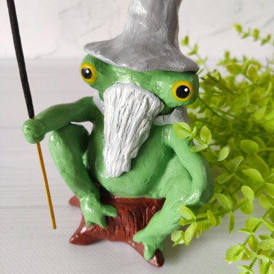 Wizard frog sitting on a hemp incense holder Frogdalf clay